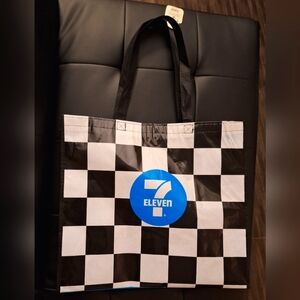 Nwts- Large 7-11 Checkered Tote